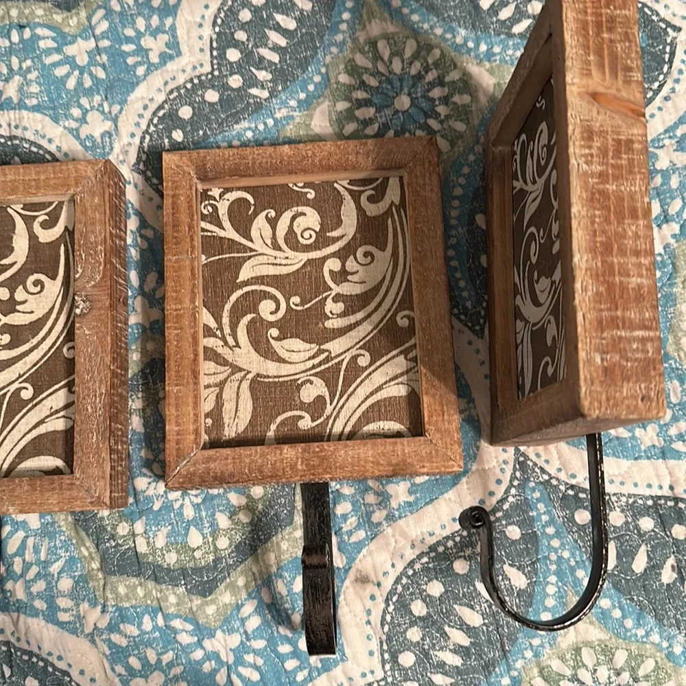 Set of 3 decorative hangers, wooden, metal hanger with white flourish design